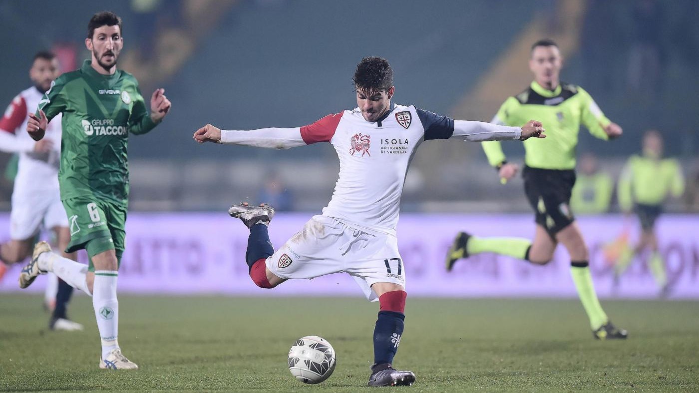 Il Cagliari batte 2-1 l’Avellino e va in testa