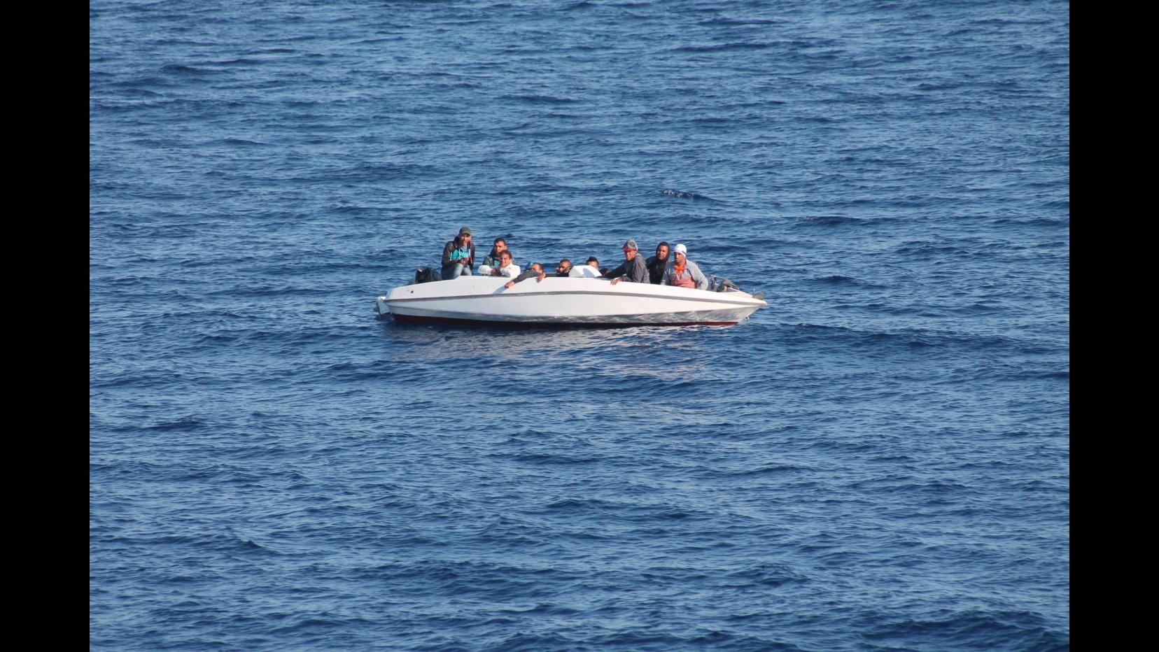 Migranti, tragedia nell’Egeo: annegano una donna e tre bimbi