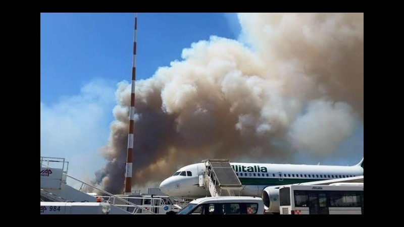 Blackout a Fiumicino per 20 minuti. L’incendio in aeroporto partito dai rifiuti