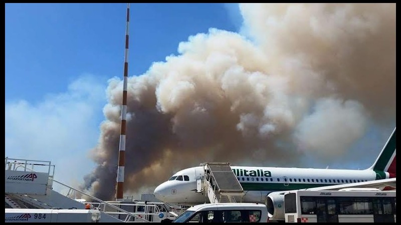 Fiumicino, ripresi i voli dopo l’incendio doloso. Renzi: Situazione intollerabile