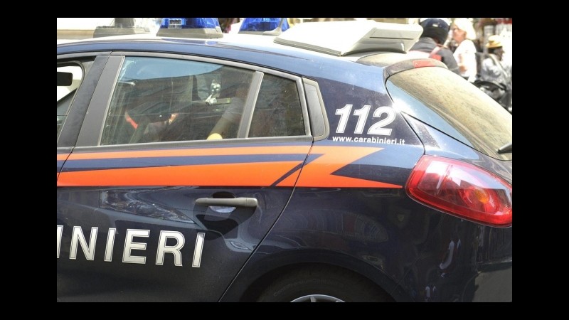 Napoli, si fingevano poliziotti e rapinavano case: 13 persone in manette