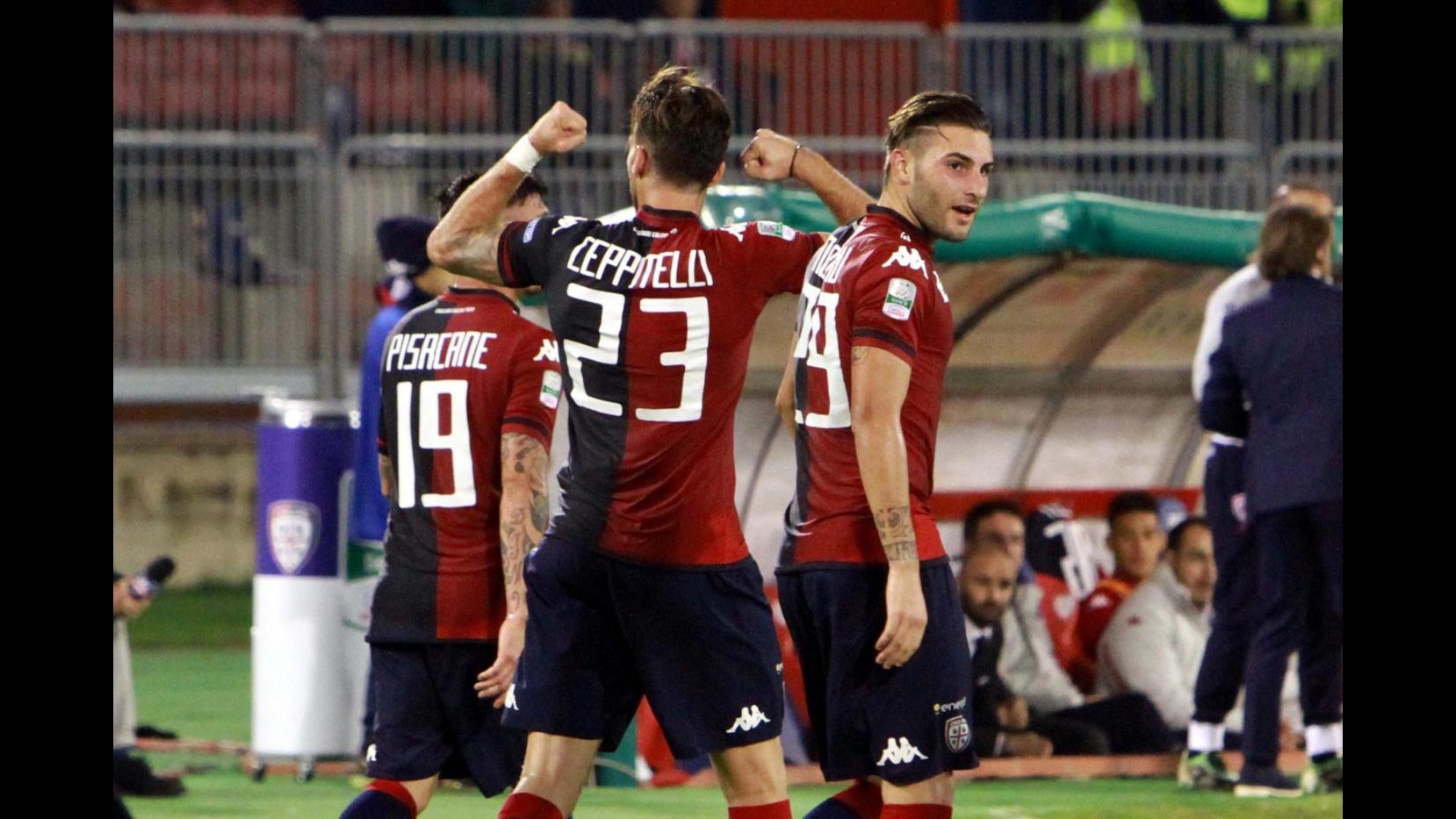 Serie B, Cagliari doma Vicenza 2-0 e aggancia il Cesena in vetta