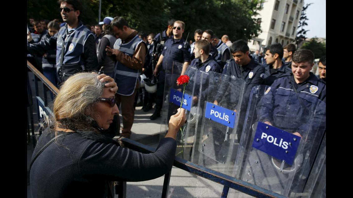 Turchia, media: Polizia spara a un sospetto davanti al palazzo di Erdogan