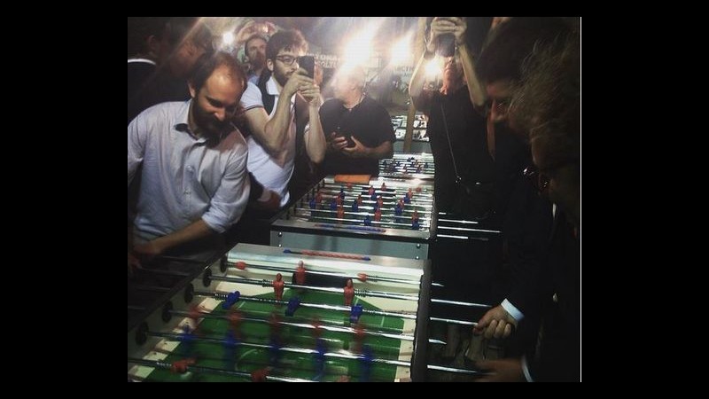 Renzi a sorpresa alla Festa dell’Unità: partita a biliardino con Matteo Orfini