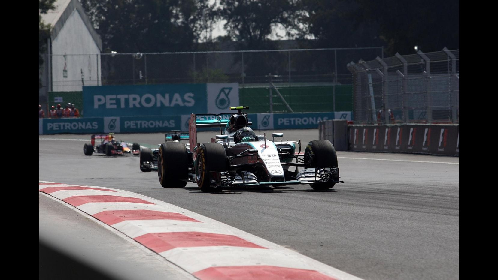 F1, Gp Messico: Rosberg vince davanti ad Hamilton, Ferrari fuori