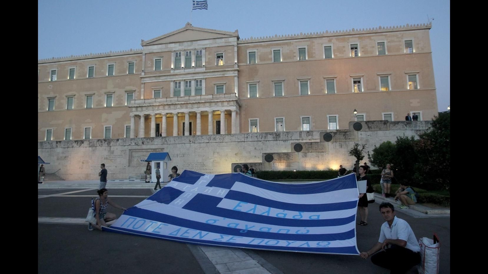 Atene cerca il terzo salvataggio, da domani al via i nuovi negoziati con la ex Troika