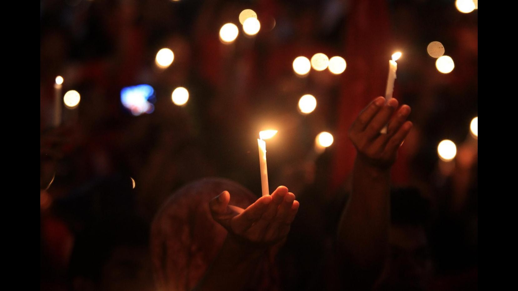 Romania, incendio discoteca: salgono a 29 i morti, migliaia in corteo