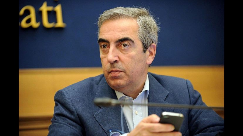 Telecom, Gasparri: Renzi se l’è fatta soffiare sotto il naso