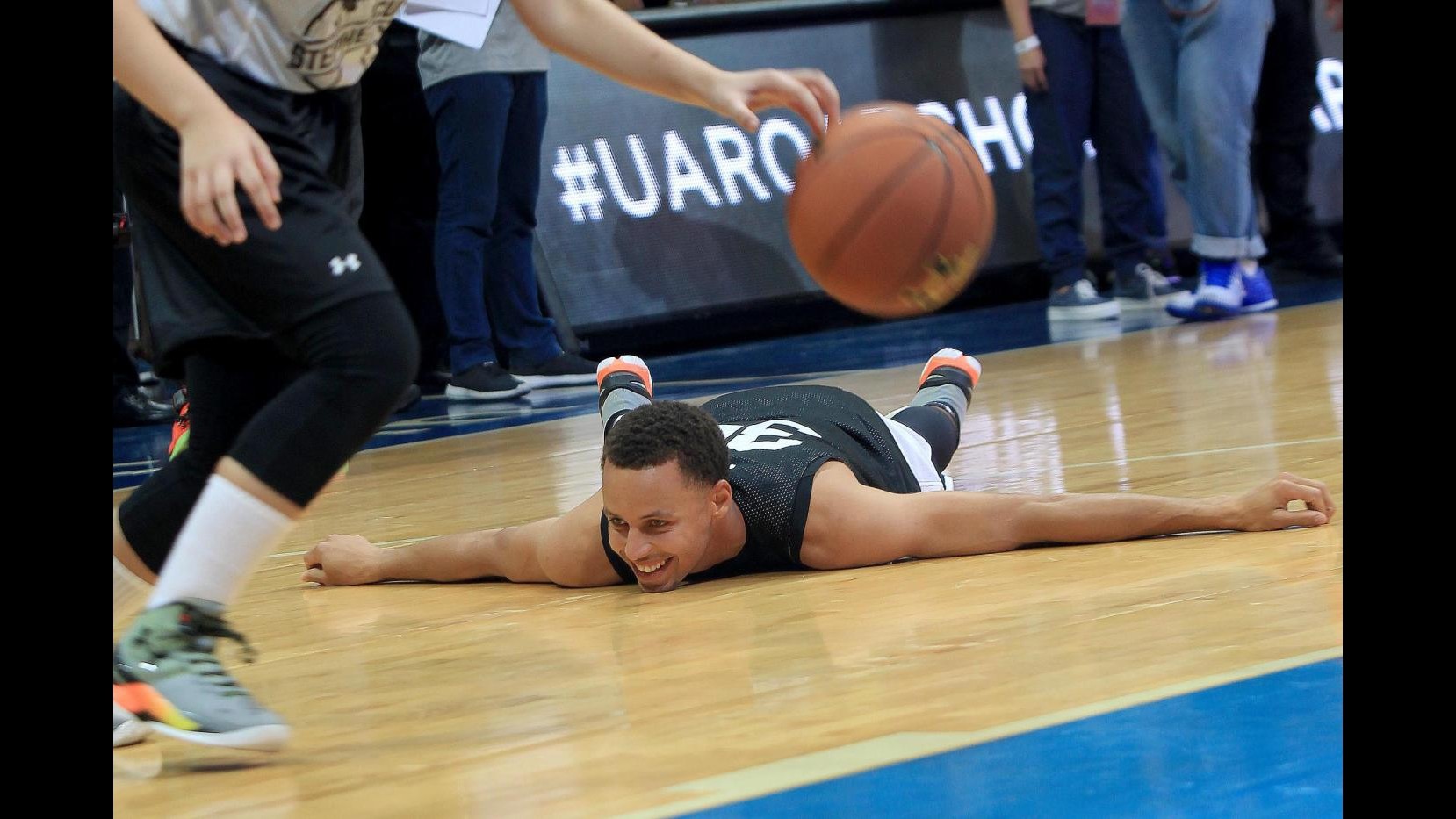 Basket, Nba: Curry e Warriors implacabili, ko Bargnani e Belinelli
