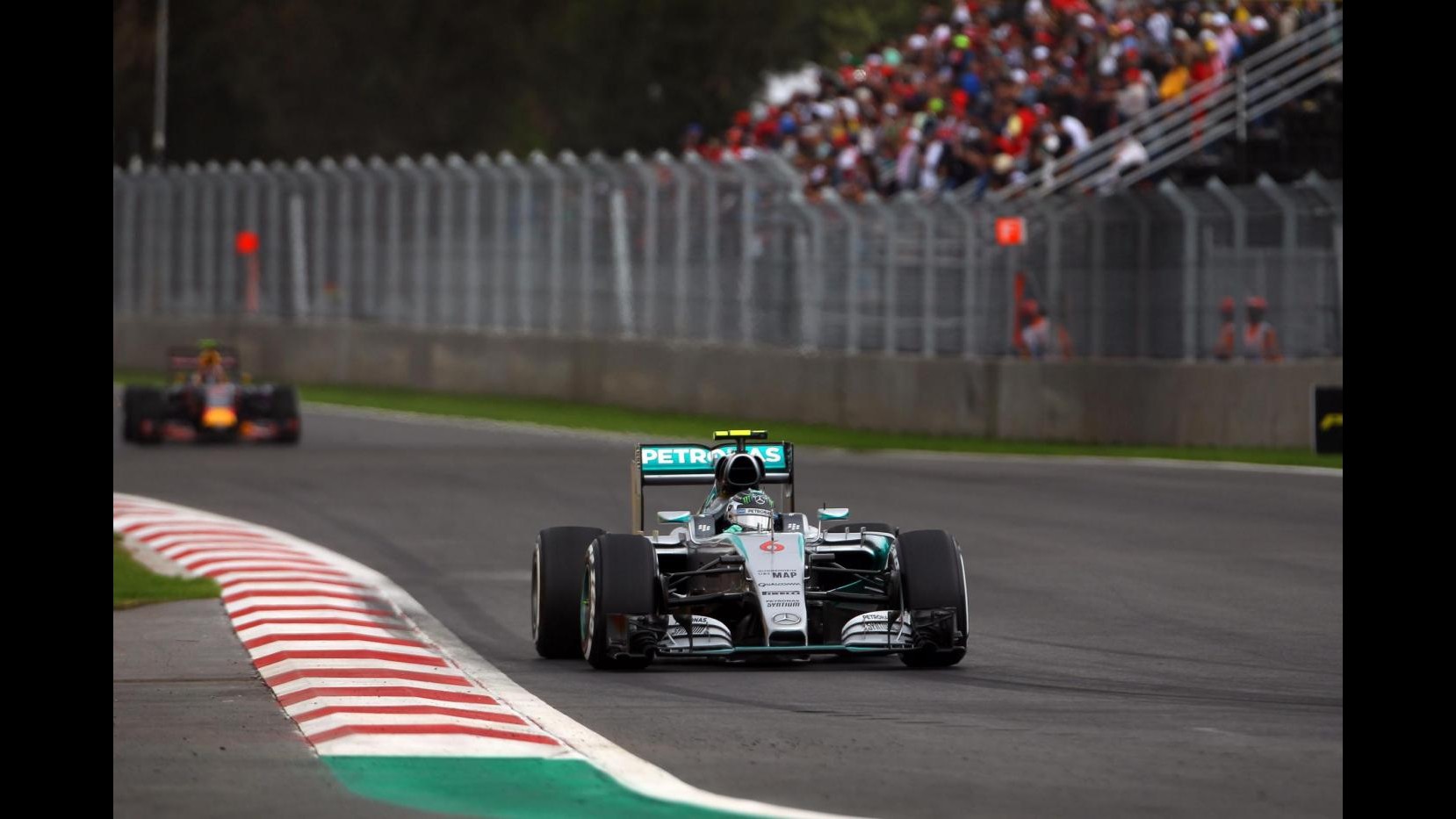 F1, Gp Messico: Rosberg in pole davanti a Hamilton, 3° Vettel