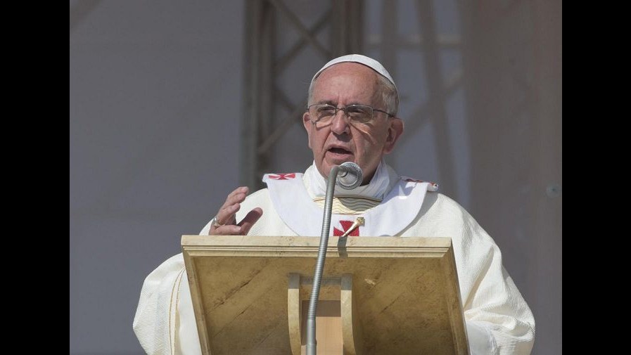 Papa: Sfida impresa è tutelare insieme lavoro e maternità