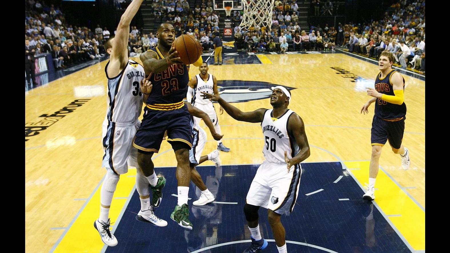 Basket, Nba: James trascina i Cavs a Miami, Warriors inarrestabili