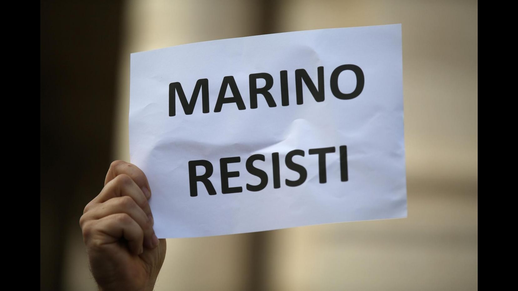 Campidoglio, sostenitori di Marino in piazza: Aspettiamo i traditori