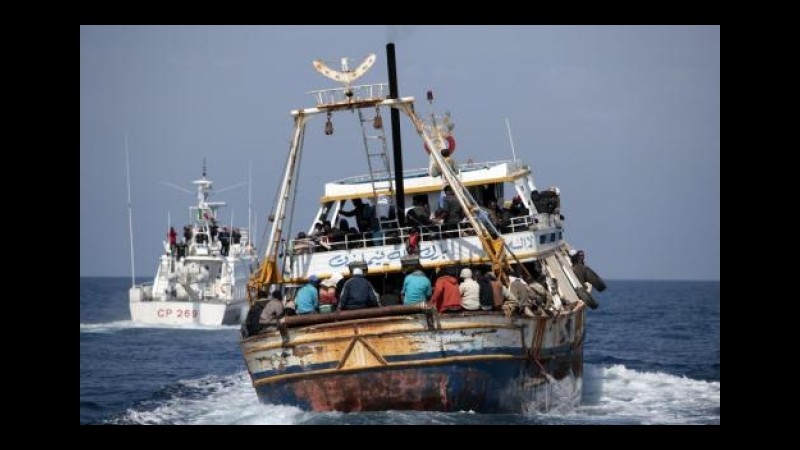 Grecia, nave si arena nell’Egeo: evacuati 239 passeggeri