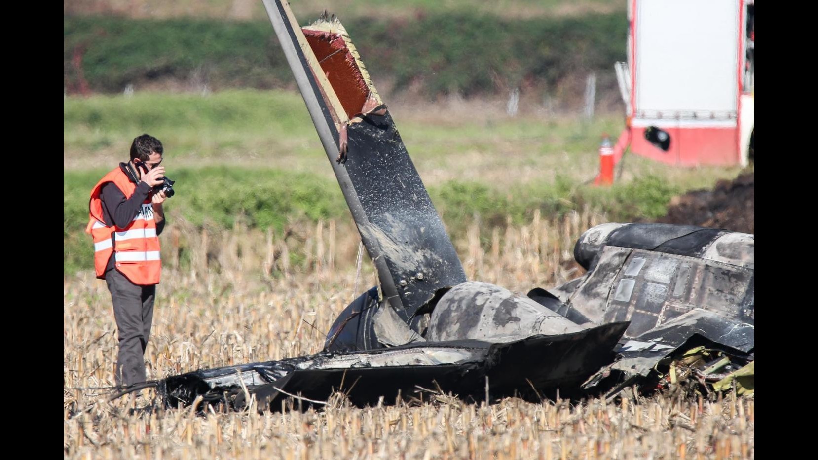 Vercelli, convertiplano esploso in volo: identificati i due piloti