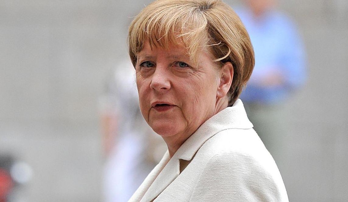 Bild: malore per Angela Merkel a teatro. Poi la smentita: Caduta per sedia rotta