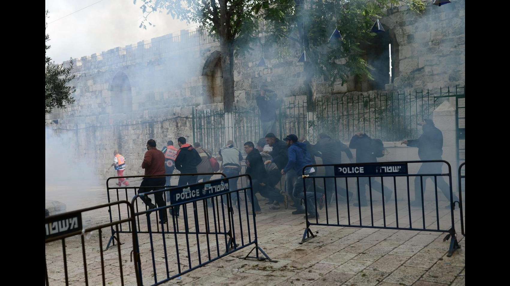 Gerusalemme, scontri tra palestinesi e polizia israeliana nella moschea al-Aqsa