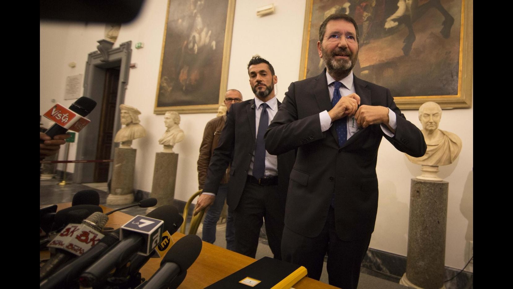 L’addio di Marino: Chi mi ha accoltellato ha unico mandante. Prefetto Tronca è nuovo commissario