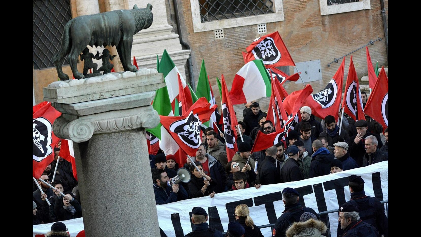 Roma, scontri a casale San Nicola per i migranti: arresti nelle fila di Casapound