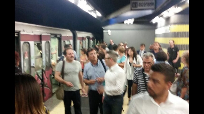 Roma, in centinaia bloccati nel tunnel su metro B. Cittadino: Un incubo