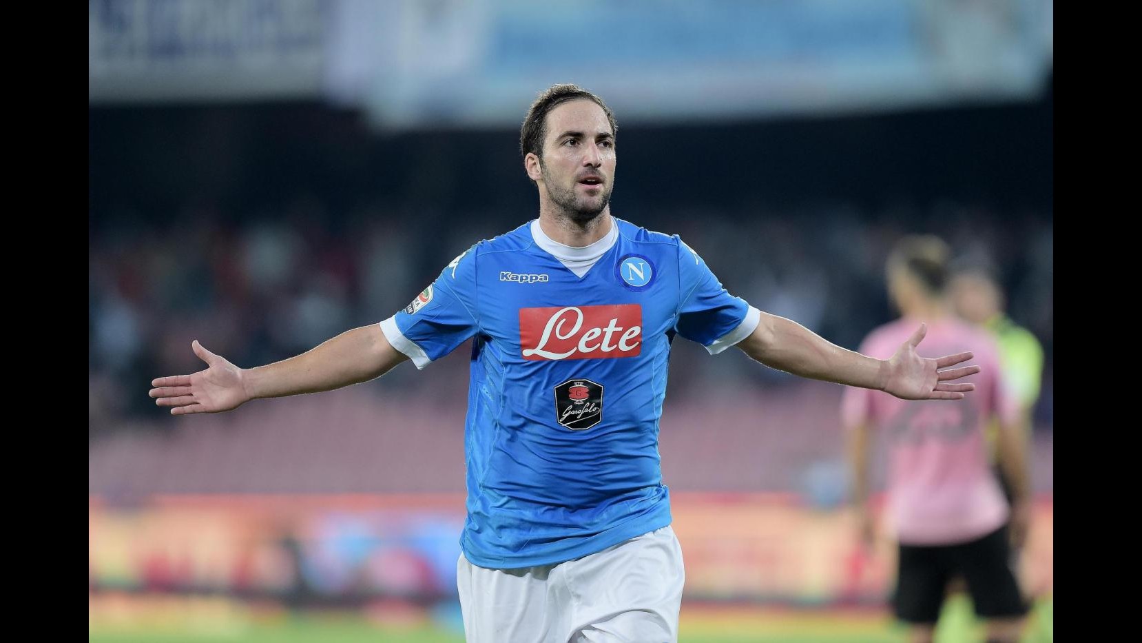 Higuain-Mertens affondano Palermo, Napoli resta in scia
