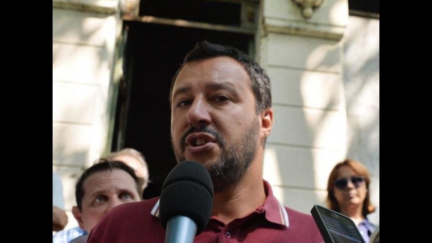 Salvini: Da Bruxelles anche insetti a tavola, lasciamo l’Ue