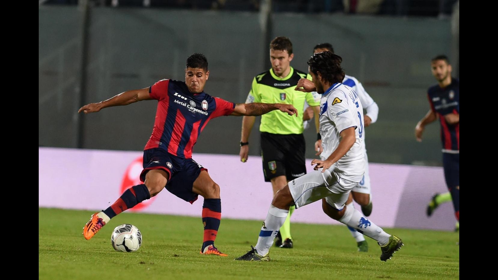 Serie B, Crotone e Cagliari frenano. Sorridono Cesena e Bari