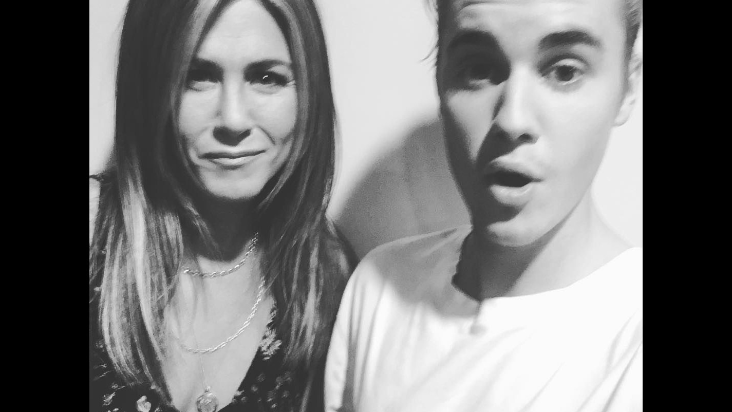 Selfie di Justin Bieber e Jennifer Aniston fa impazzire il web