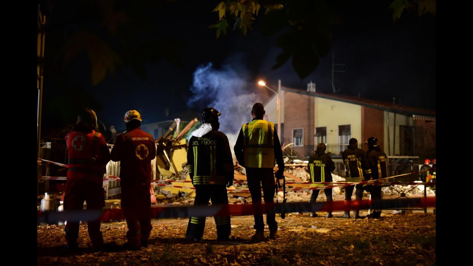 Milano, esplosione palazzina a Cantalupo: morta una donna di 80 anni, alcuni feriti