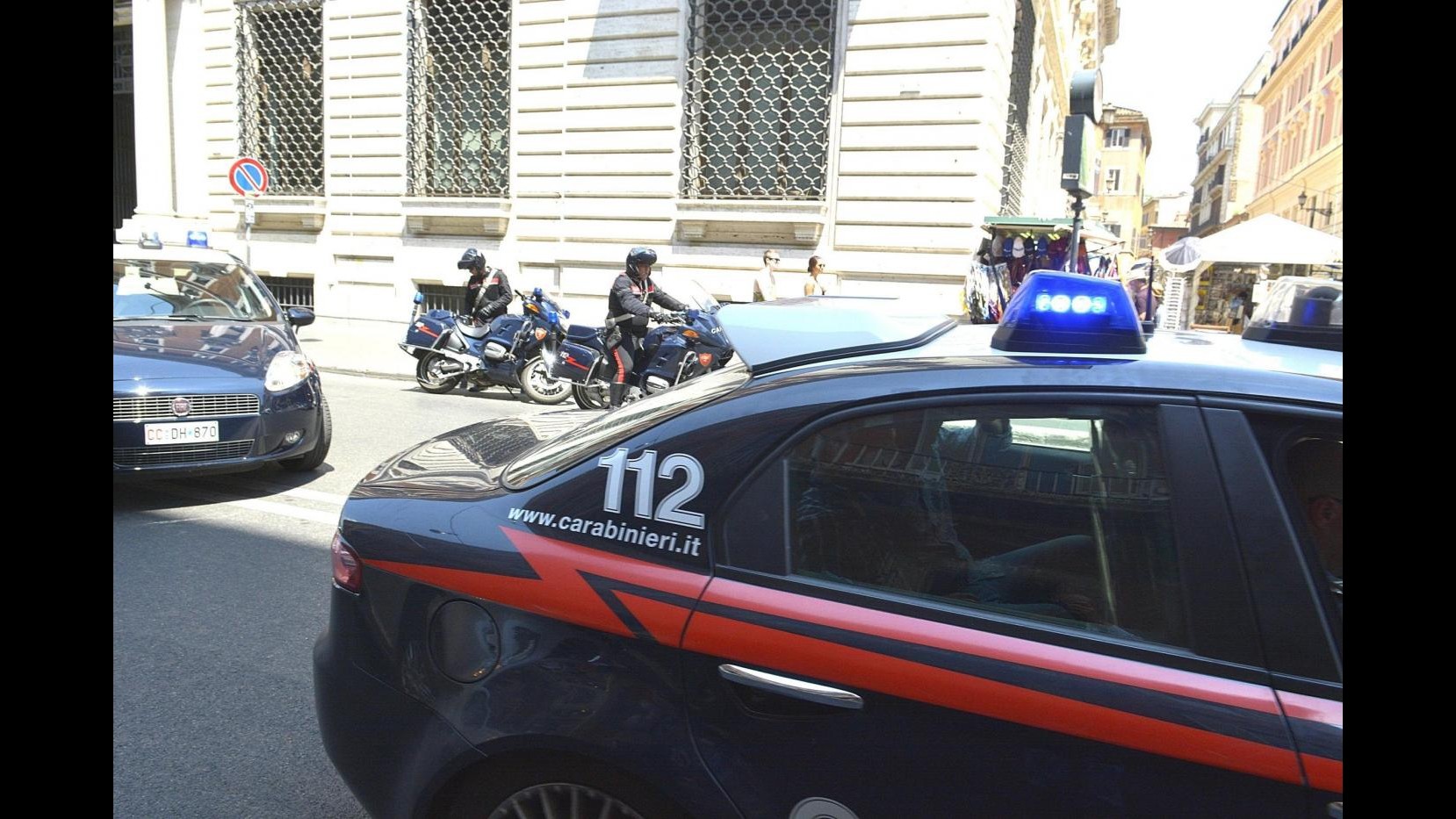 Napoli, sorpreso a smontare auto rubata: arrestato 61enne