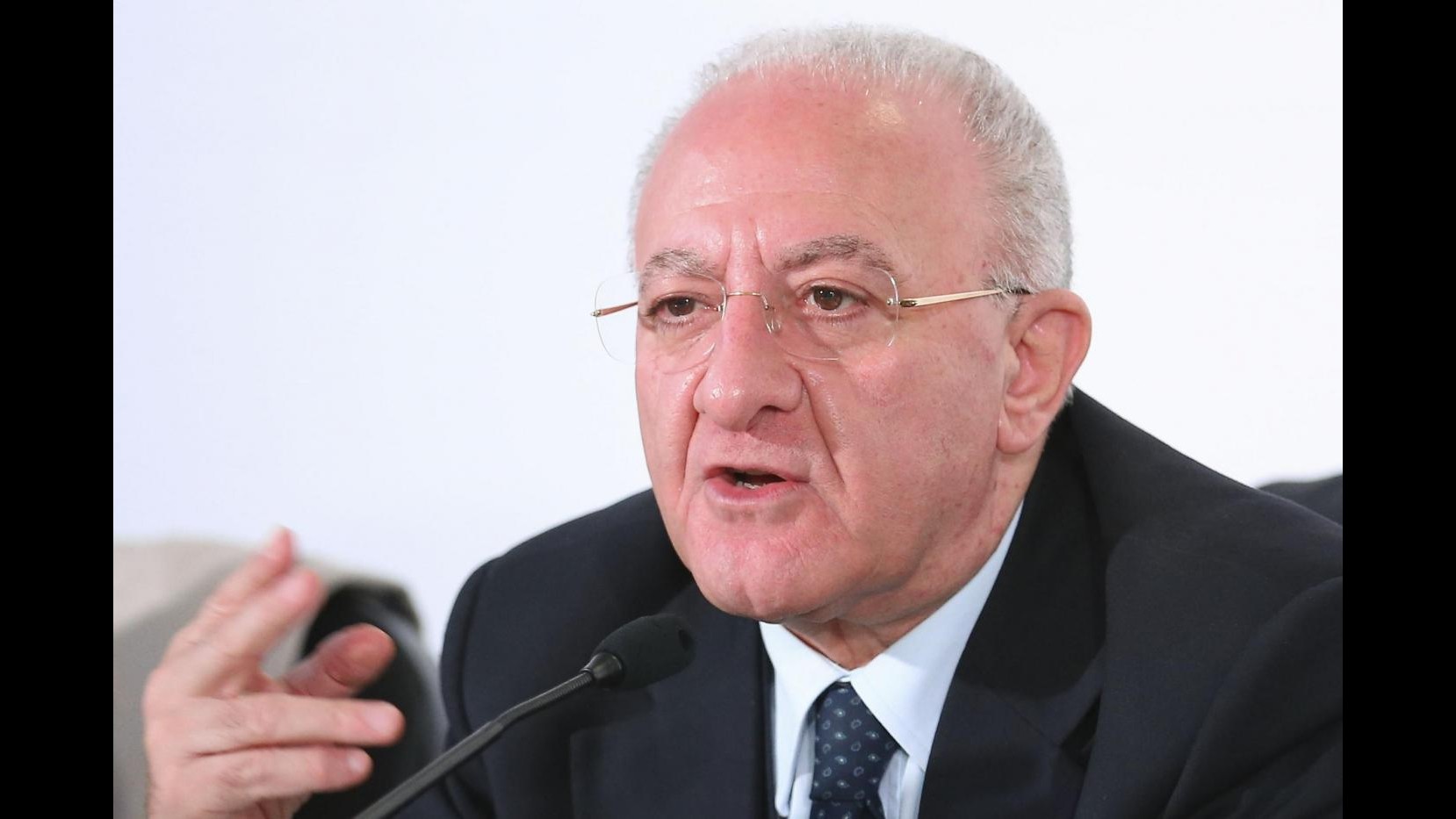Campania, corruzione: indagato giudice, sarebbe coinvolto anche De Luca. Ma lui si difende