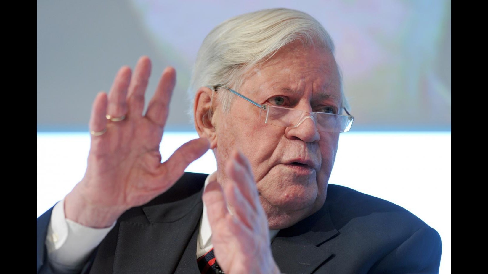 Germania, è morto l’ex cancelliere Helmut Schmidt: aveva novantasei anni