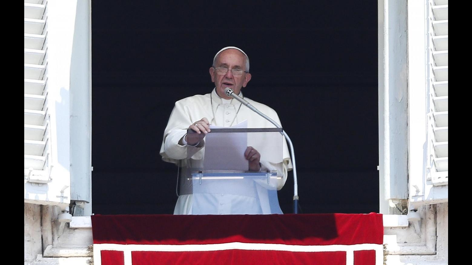 Papa a Prato: Vita è sacra, richiede rispetto e lavoro degno