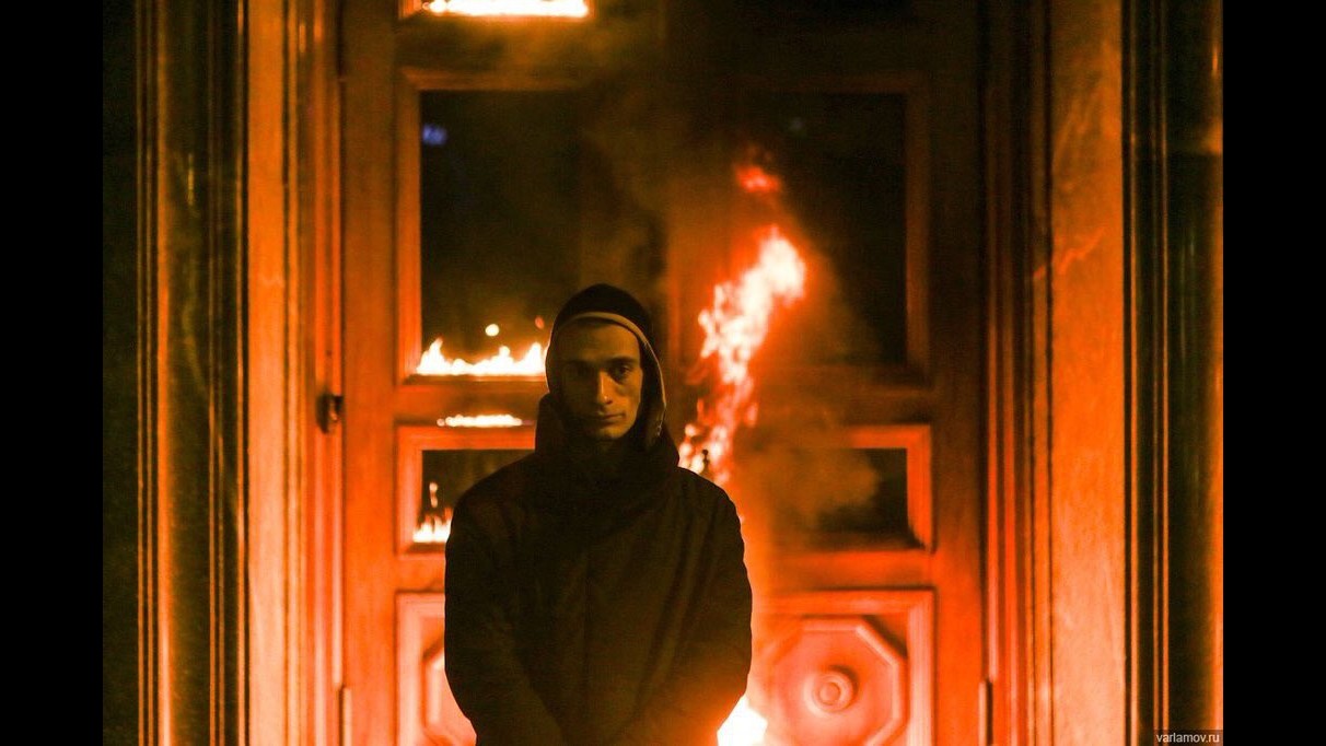 Russia, l’artista Pavlenski incendia l’ingresso dei servizi segreti: arrestato