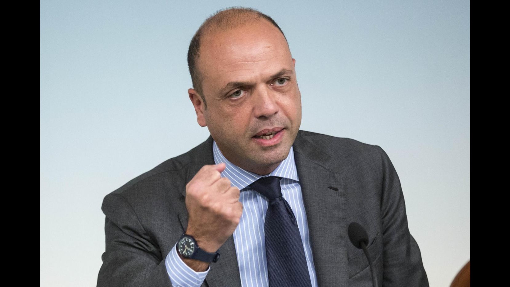 Alfano: Salvini quaraquaquà che non può avere neanche delega alle zanzare