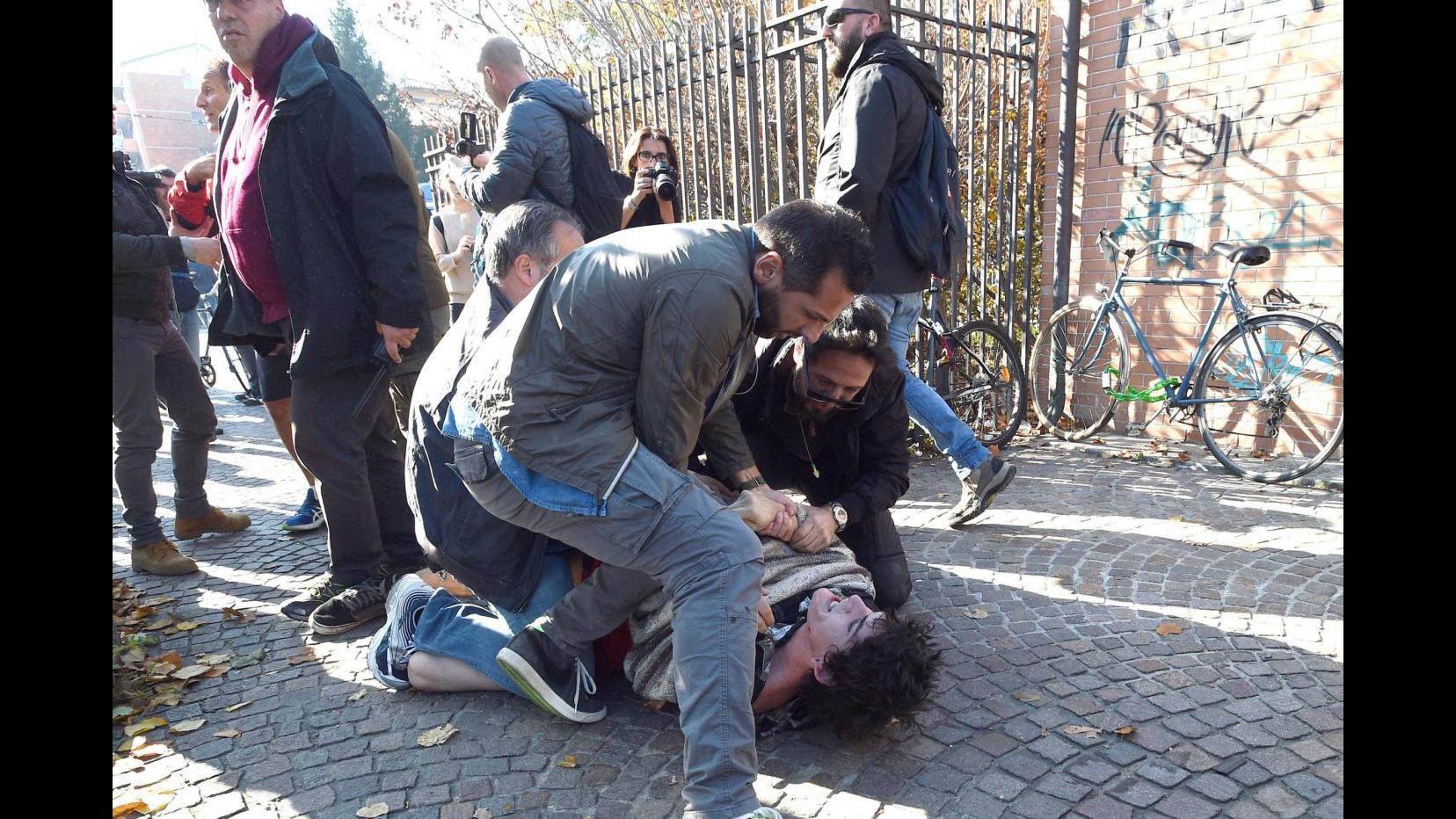 Bologna, scontri tra antagonisti e forze dell’ordine: 5 poliziotti feriti