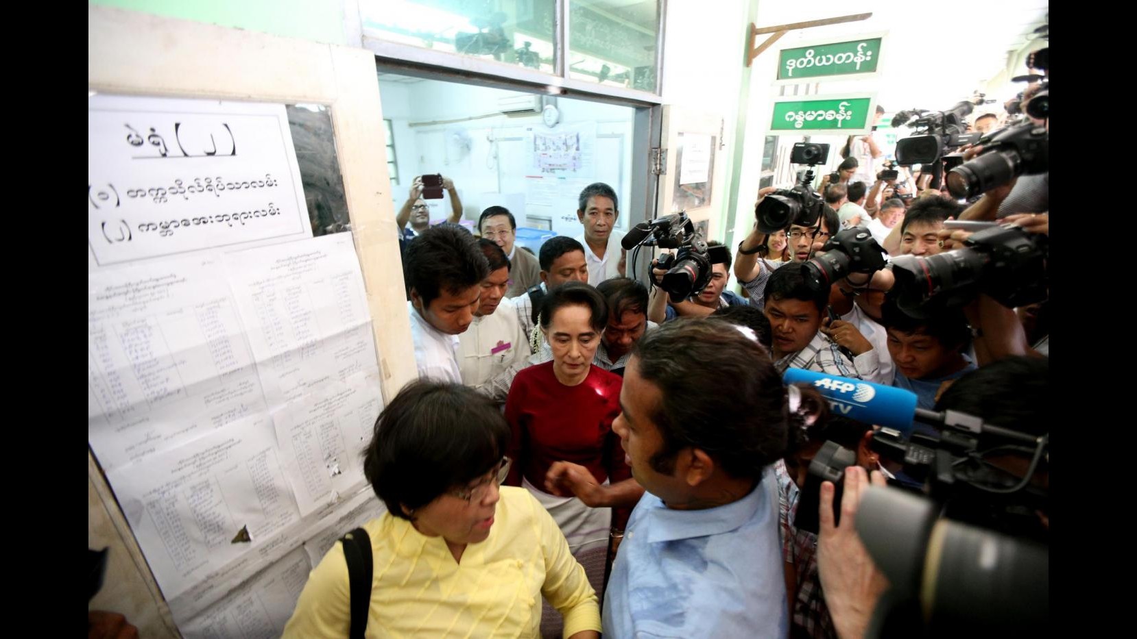 Birmania, migliaia di sostenitori Suu Kyi radunati a sede partito