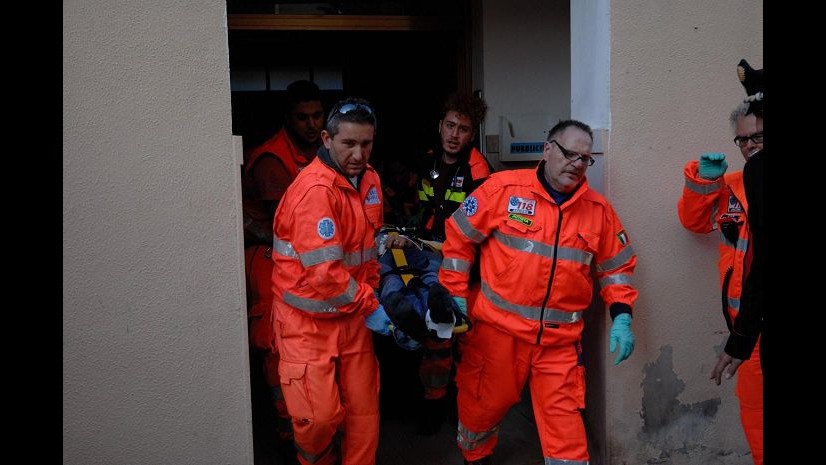 Ancona, sparatoria in casa: uccisa donna, il marito è grave. Fermati figlia e fidanzato
