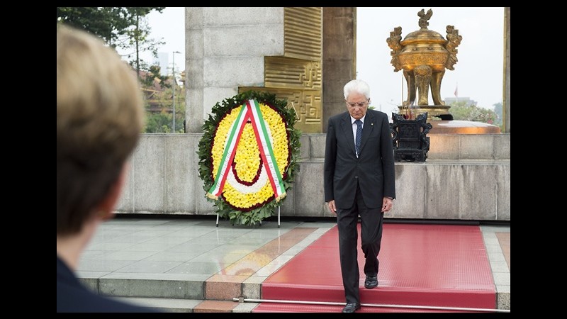 Italia-Vietnam,omaggio di Mattarella al monumento degli eroi nazionali