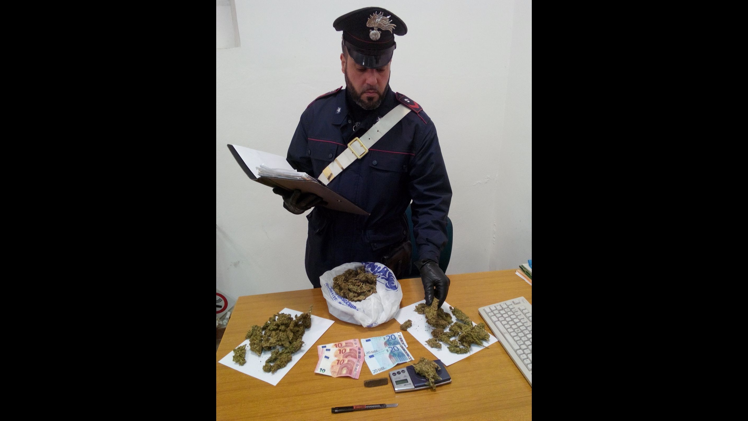 Bari, nasconde mezzo chilo di marijuana in cabina dell’Enel: arrestato