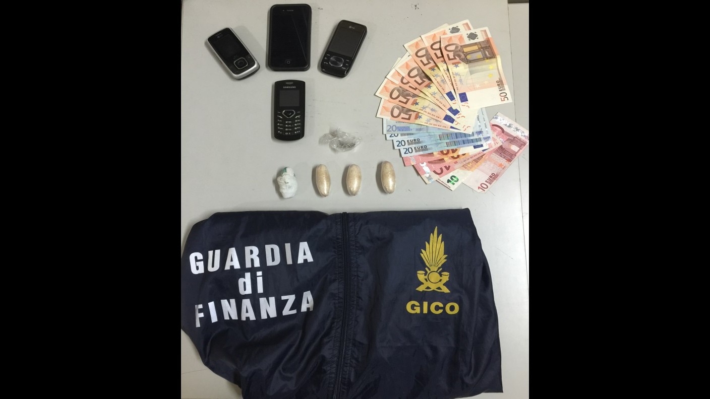 Catania, eroina negli slip: tre in manette