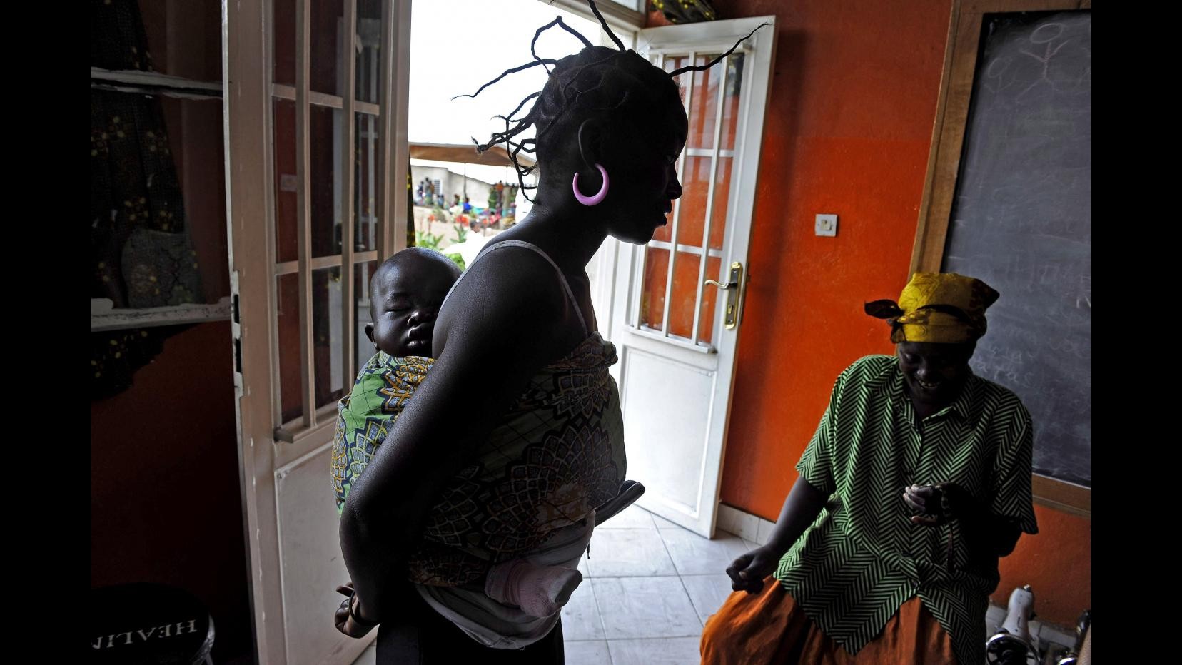 Sierra Leone, scuola vietata a ragazze incinte: esaminate in pubblico