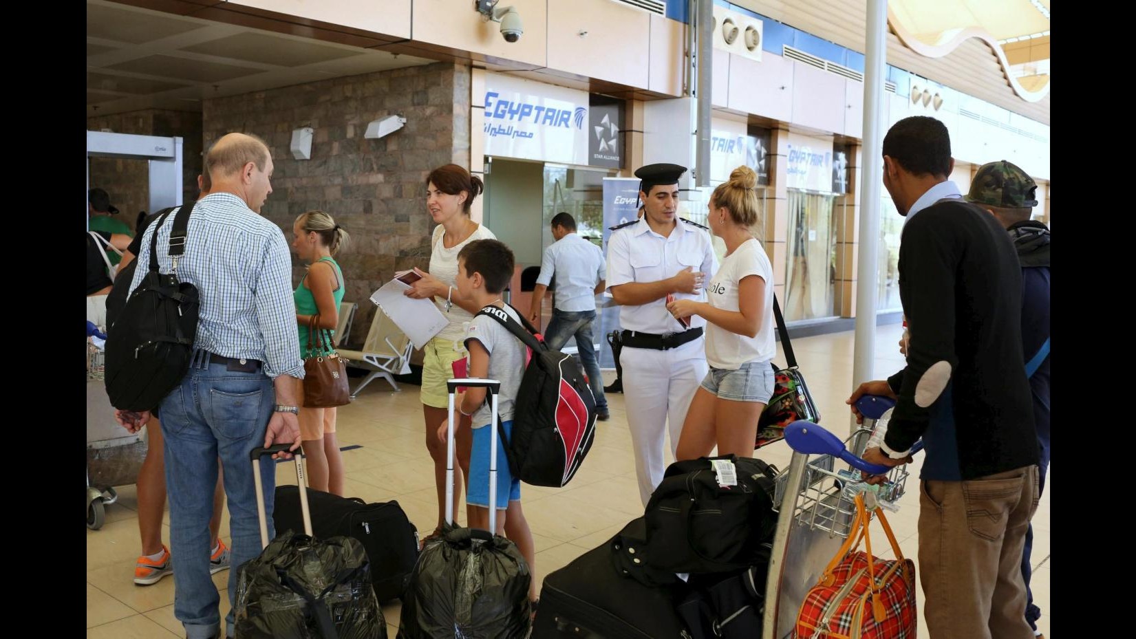 Аэропорты вылета в египет. Миграционная аэропорт Шарм Эль шейха. Египет Шарм-Эль-Шейх аэропорт досмотр. Туристы в аэропорту. Российские туристы в Египте.