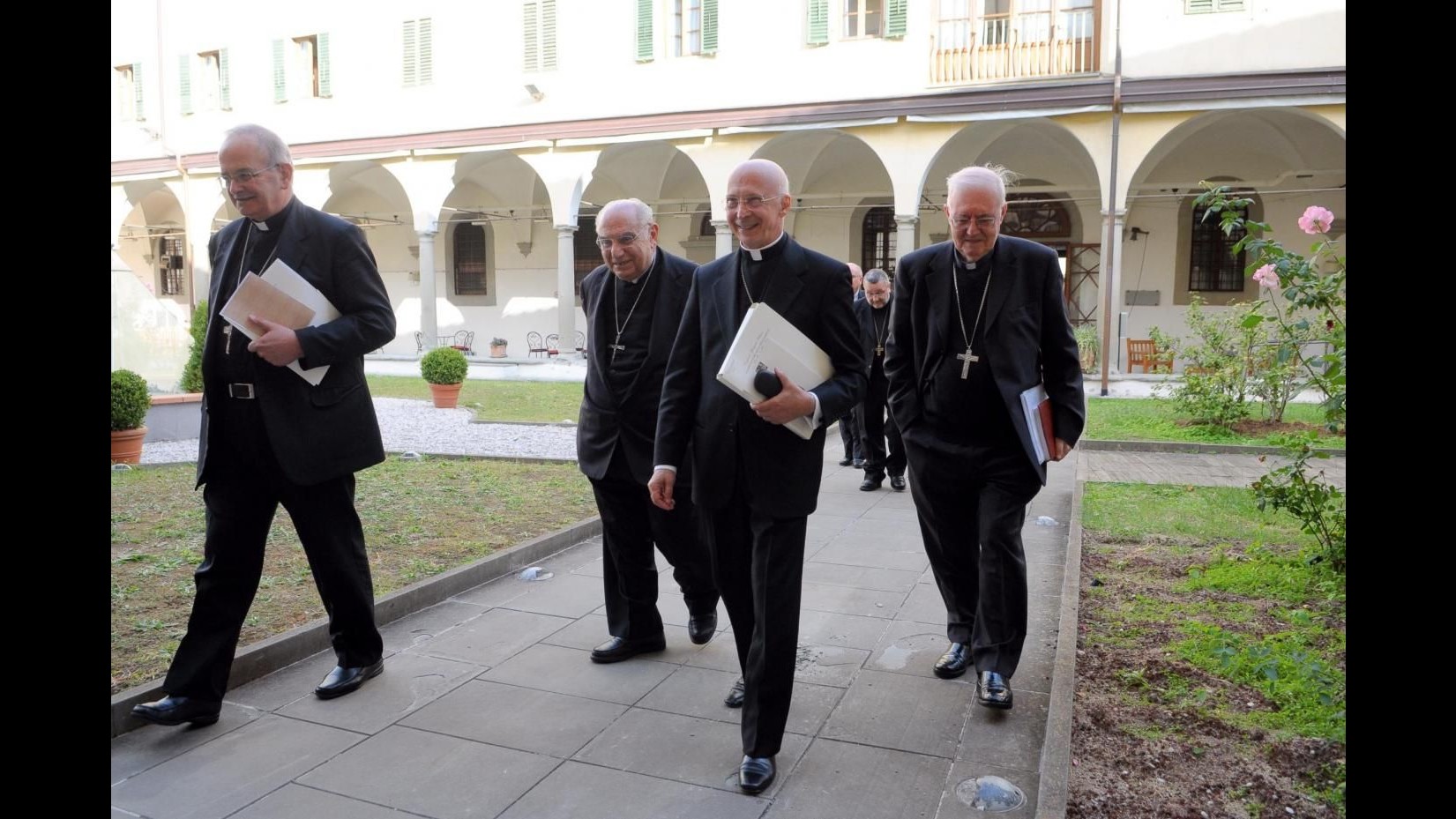 Vaticano, cardinal Bagnasco: il Papa non è solo, Cei è con lui
