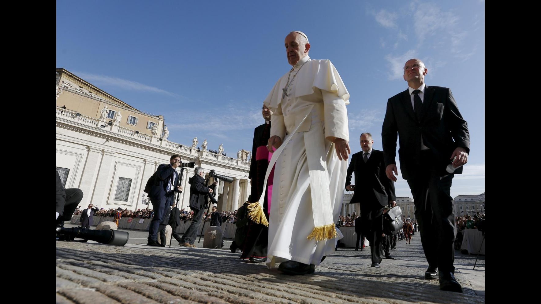 Vaticano, Papa: Credente non può condurre vita da faraone. Tristi vescovi attaccati ai soldi