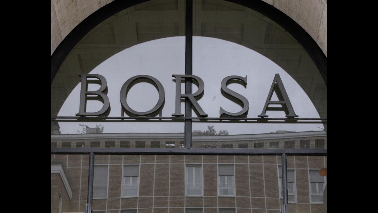 Borsa, Milano in calo con trimestrali, ok risparmio gestito