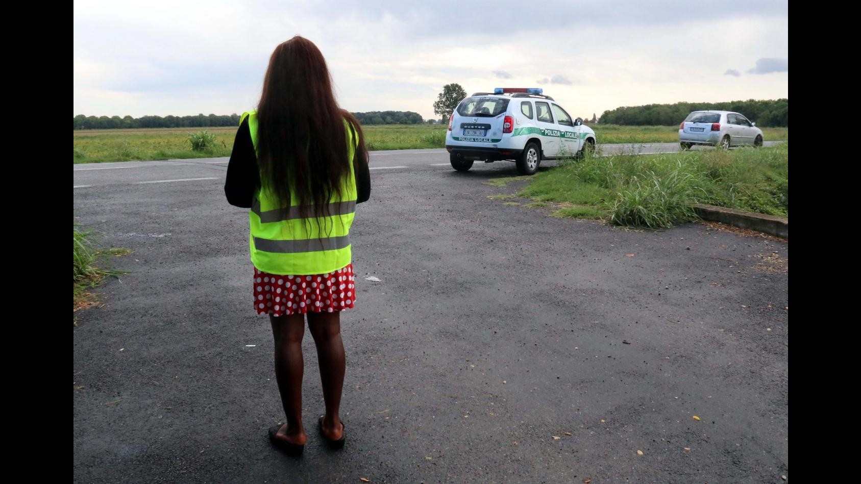 Milano, donne costrette a prostituirsi per strada con riti vodoo: in manette 4 nigeriani