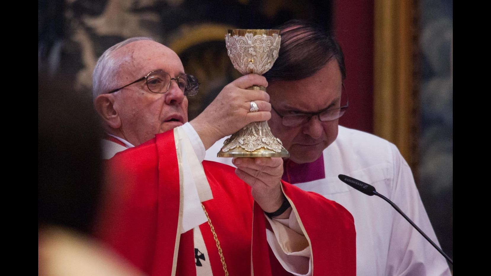 Vaticano, pm: attività abusiva Ior. Padre Lombardi: Vatileaks superato da riforme