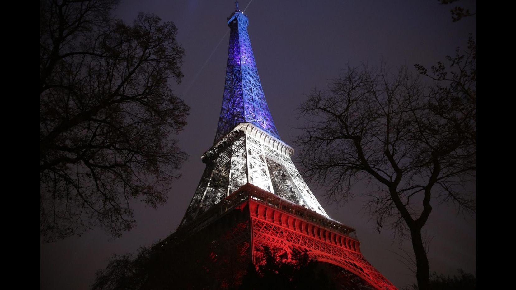 Parigi, media: Nuovo video Isis minaccia Francia, crollo Tour Eiffel
