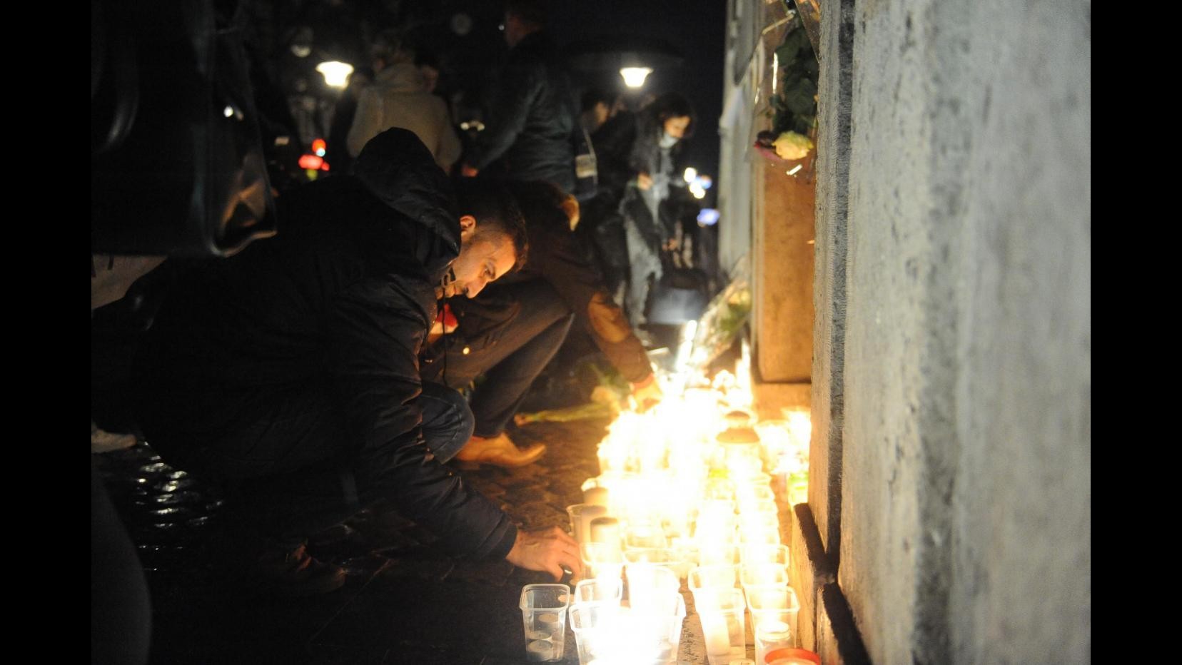 Lacrime in piazza e Champs-Elysées vuoti, Parigi a 7 giorni dalla strage